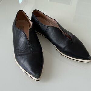 Pointed black flat leather middle split detail